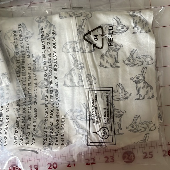 Kate Quinn Zipper Footie Platinum Bunnies NWT 0-3M - Picture 5 of 6